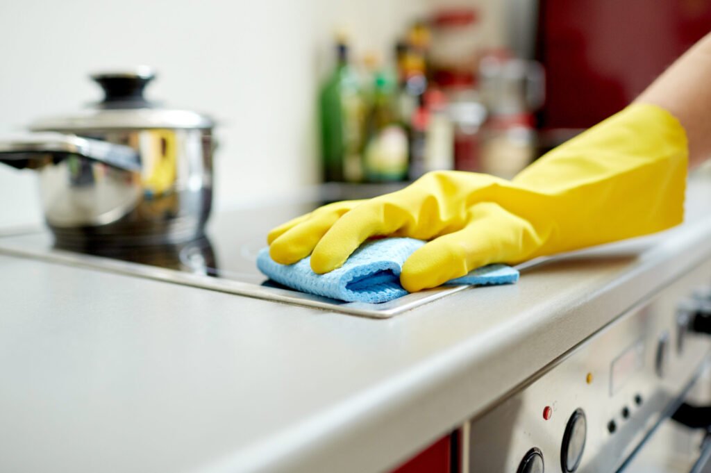 Contratar empleada doméstica con especialidad en cocina